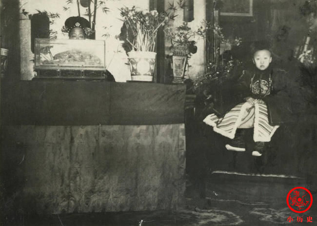 Bộ ảnh cũ nhà Thanh: Thái hậu lộ nửa mặt điều khiển Hoàng đế công bố thoái vị, các bé gái vào cung tuyển tú làm nữ tỳ - Ảnh 2.