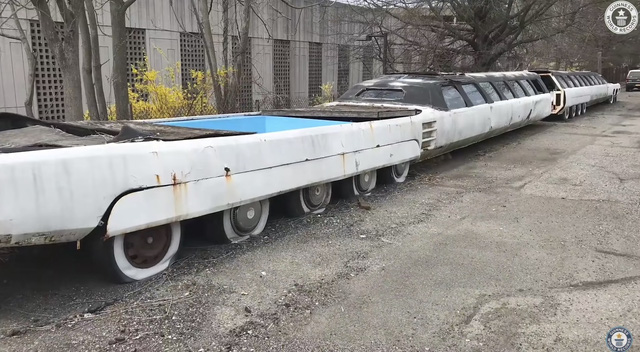 The world's longest limo has been restored, breaking a Guinness World Record, has a helipad, a golf course, and a bathtub on the car - Photo 3.
