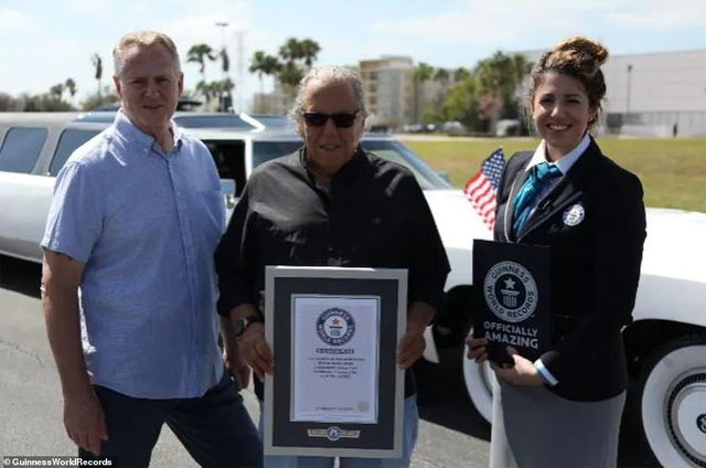 The world's longest limo has been restored, breaking a Guinness World Record, has a helipad, a golf course, and a bathtub on the car - Photo 4.