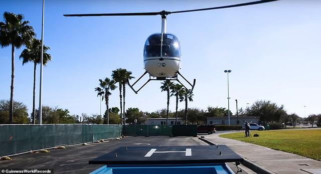 The world's longest limo has been restored, breaking a Guinness World Record, has an airport, golf course, and a bathtub on the car - Photo 5.