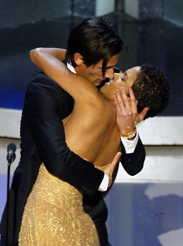 7 incidents that shook Oscar history: Angelina Jolie kissed her brother who was not yet objectionable with a 100% nude screen rushing to the stage - Photo 5.