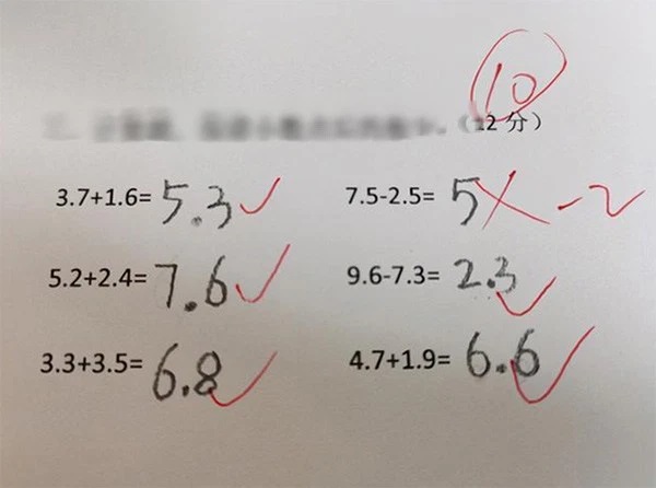 Math problem 3.9 + 5.1 = 9.0 was crossed wrongly by the teacher, making parents angry: She explained why the leader of the Ministry of Education had to speak up - Photo 3.