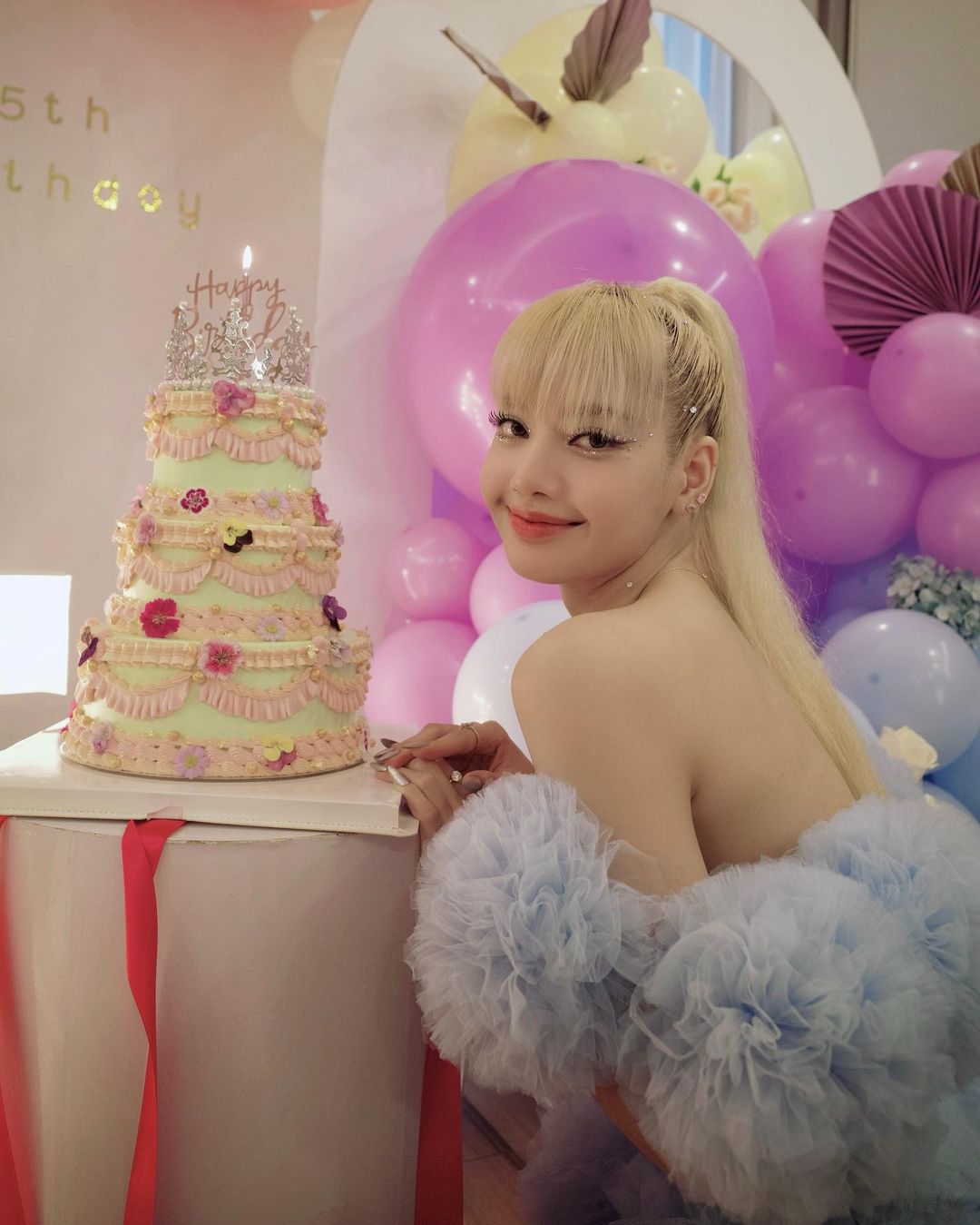 Lisa Mở Tiệc Sinh Nhật Tuổi 25 Ở Quê Nhà: Sexy Hết Nước Chấm, Đoàn Tụ Bố  Siêu Đầu Bếp Và Mẹ, Suýt Khóa Môi Minh Tinh Đình Đám