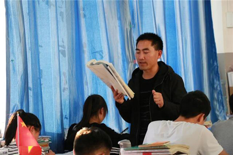 Master wasted ten years of books selling chicken feet, went back to his poor hometown to teach, was criticized: So what is the end of high school?  - Photo 2.