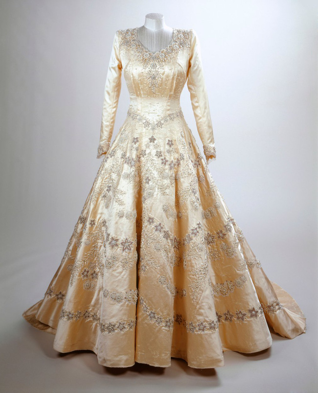 Sự thật đáng kinh ngạc về chiếc váy mang tính lịch sử của Nữ hoàng Anh  trong lễ đăng quang cách đây 70 năm - KhoaHoc.tv
