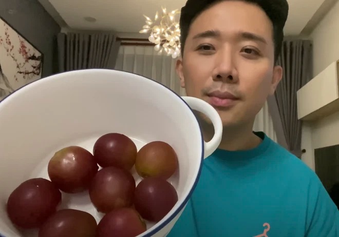 Before buying the most expensive perfume in the world, Tran Thanh was once given the most expensive bunch of grapes in the world, the price is almost 2 pieces of gold - Photo 3.