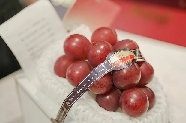 Before buying the most expensive perfume in the world, Tran Thanh was given the most expensive bunch of grapes in the world, the price is almost 2 gold - Photo 2.