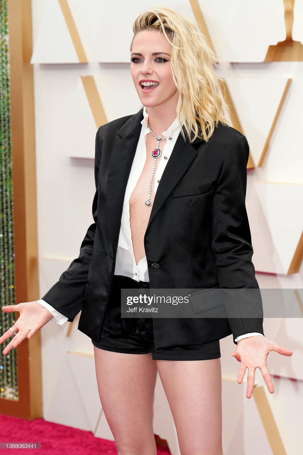 4 reunions storming the Oscars 2022: Kristen Stewart locked her same-sex fiancee's lips, not as hot as Will Smith, punching his colleague in the face - Photo 5.