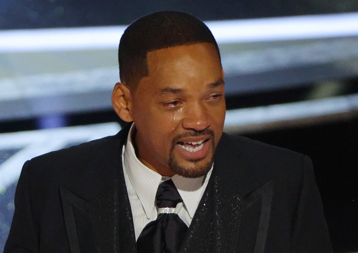 Will Smith bật khóc nhận cúp danh giá sau cú tát tranh cãi nhất Oscar: Tình yêu sẽ khiến bạn làm những điều điên rồ - Ảnh 1.