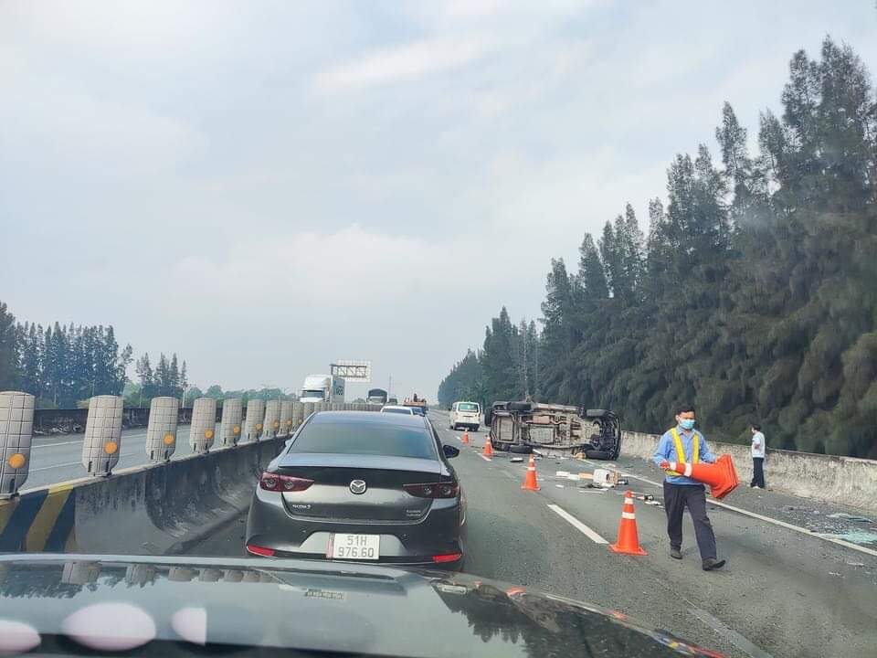 The car carrying the Vice President of Ho Chi Minh City crashed on the highway - Photo 1.