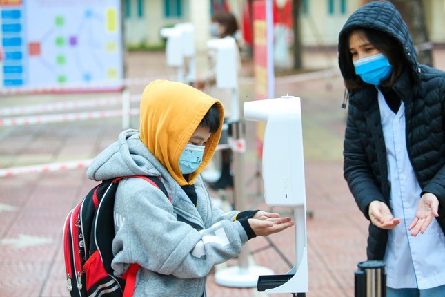 Hanoi: Many schools consulted on vaccination for children aged 5-11 - Photo 1.