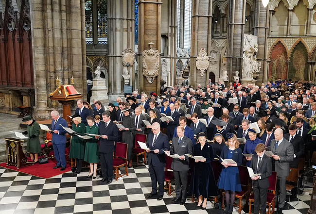 The most emotional moment: The Queen of England shed tears in memory of her partner of 74 years, many people also burst into tears - Photo 4.