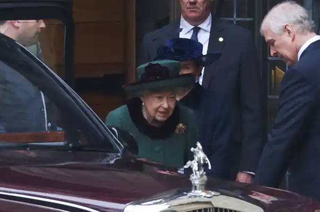 Khoảnh khắc xúc động nhất: Nữ hoàng Anh rơi nước mắt tưởng nhớ đến người bạn đời 74 năm, nhiều người cũng bật khóc - Ảnh 6.