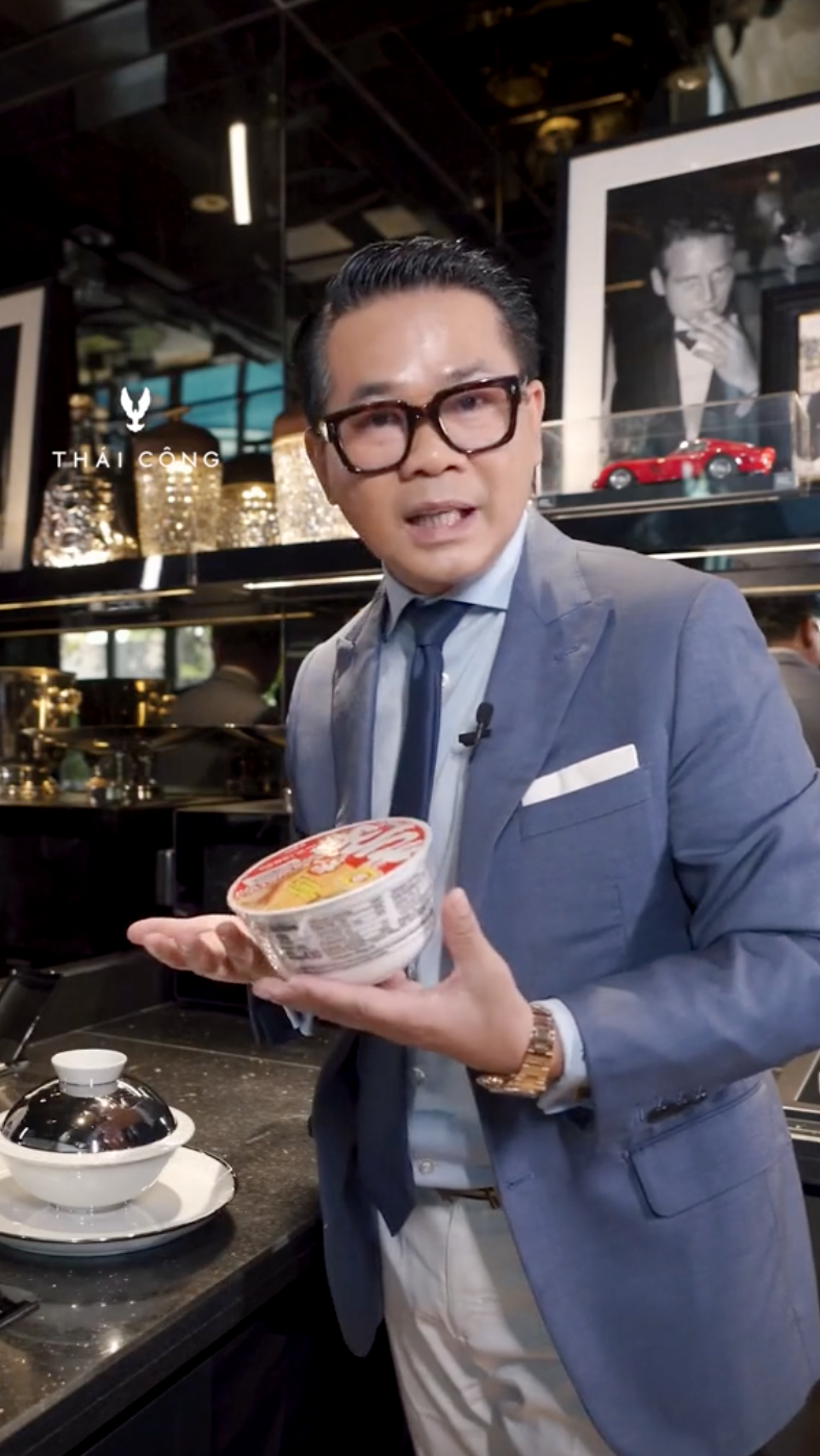 Thai Cong showed how to eat luxurious instant noodles