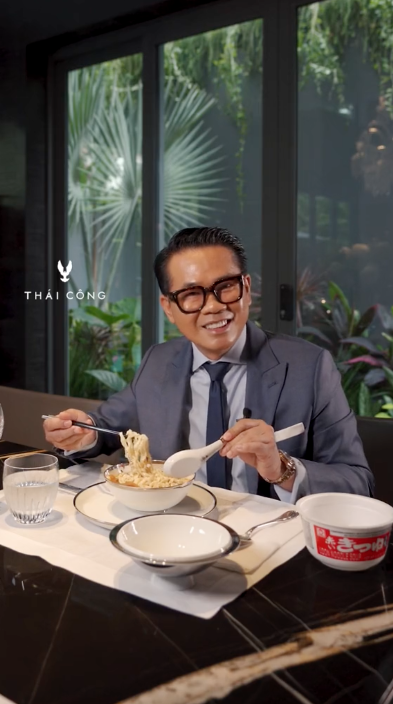 Thai Cong showed how to eat luxurious instant noodles