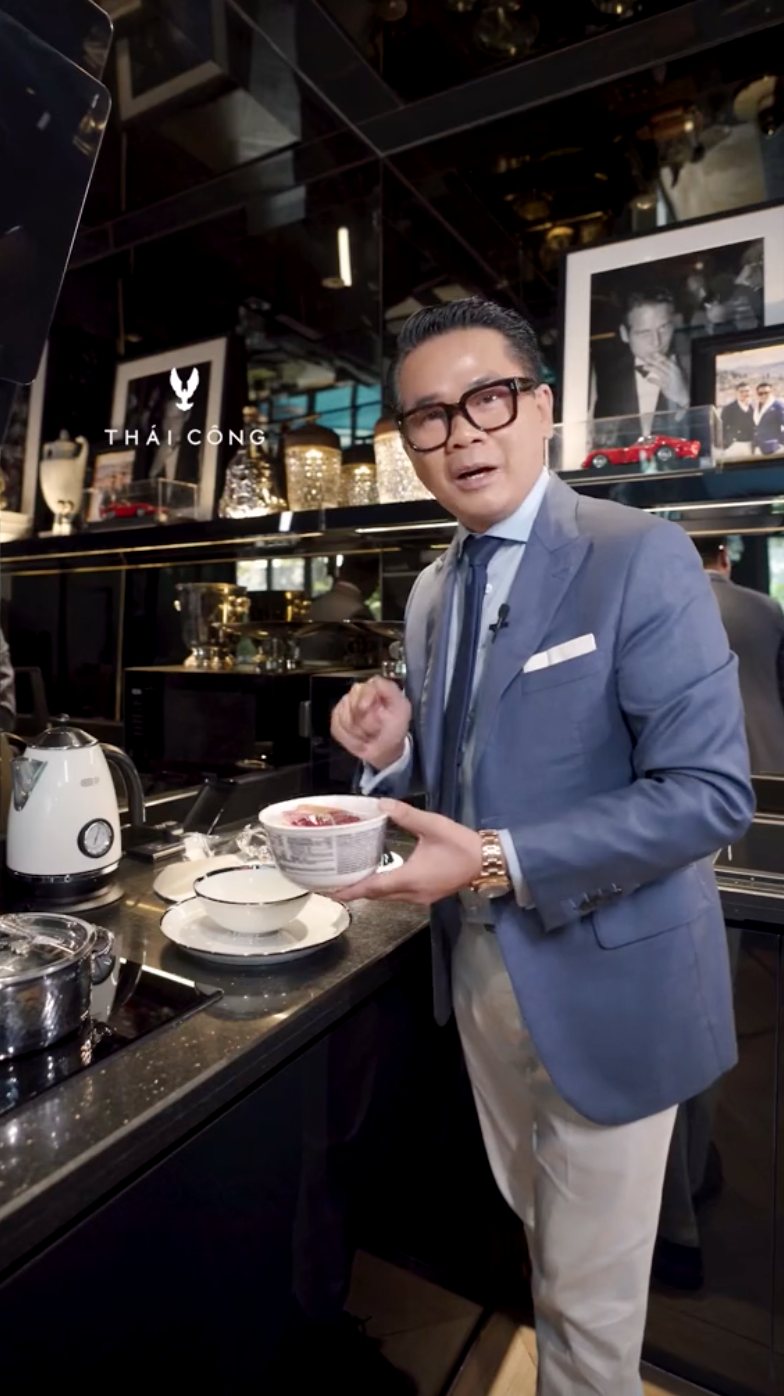 Thai Cong showed how to eat luxurious instant noodles