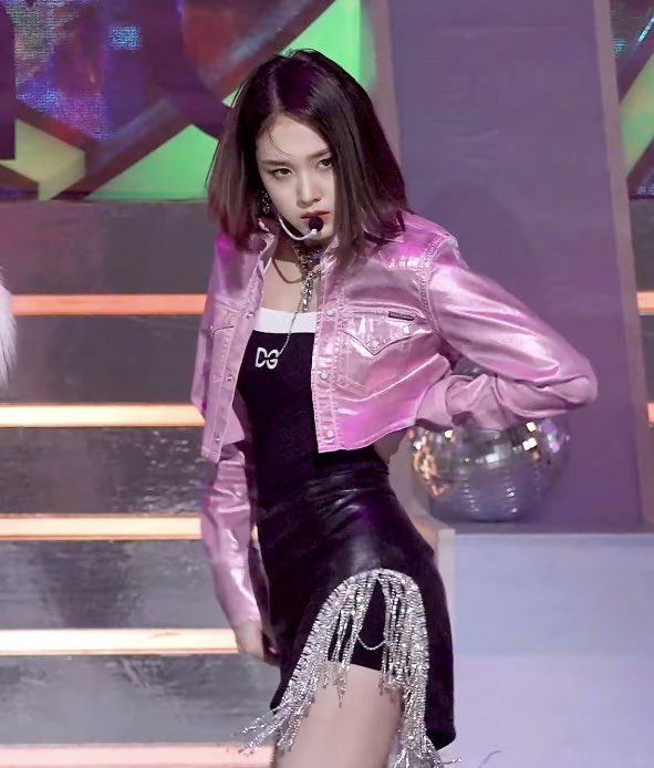 Nữ idol Gen 4 đứng cạnh Jang Wonyoung m&agrave; kh&ocirc;ng hề l&eacute;p vế, c&ograve;n được khen xinh như b&uacute;p b&ecirc; Barbie? - Ảnh 6.