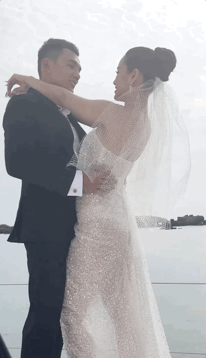 Phương Trinh Jolie  Lý Bình mặc 4 bộ váy cưới chụp hình ở Phú Quốc