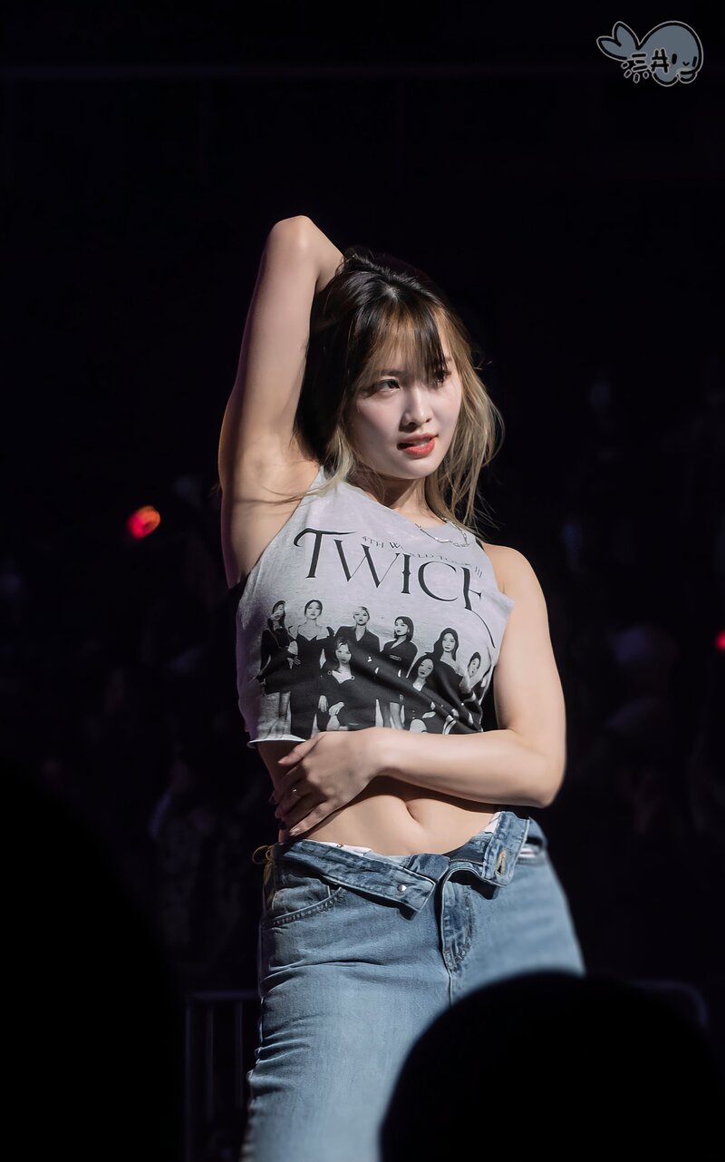 Momo bị thương ở đầu trong concert của TWICE, đau phát khóc nhưng vẫn biểu diễn chuyên nghiệp dù hội chị em lo đến quên lời - Ảnh 2.