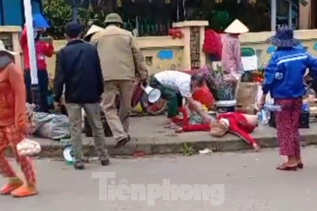 Quản lý chợ ra phố bắt hàng rong, mặc dân ngã bất tỉnh giữa đường - Ảnh 3.