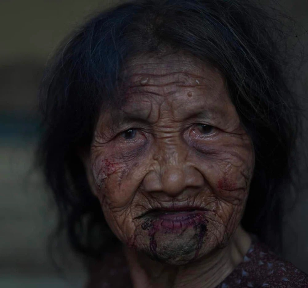 Meeting an old lady in Hoi An, she suddenly became famous because she was invited to act in a ghost movie: They paid for food all day, and earned 300,000 VND - Photo 1.