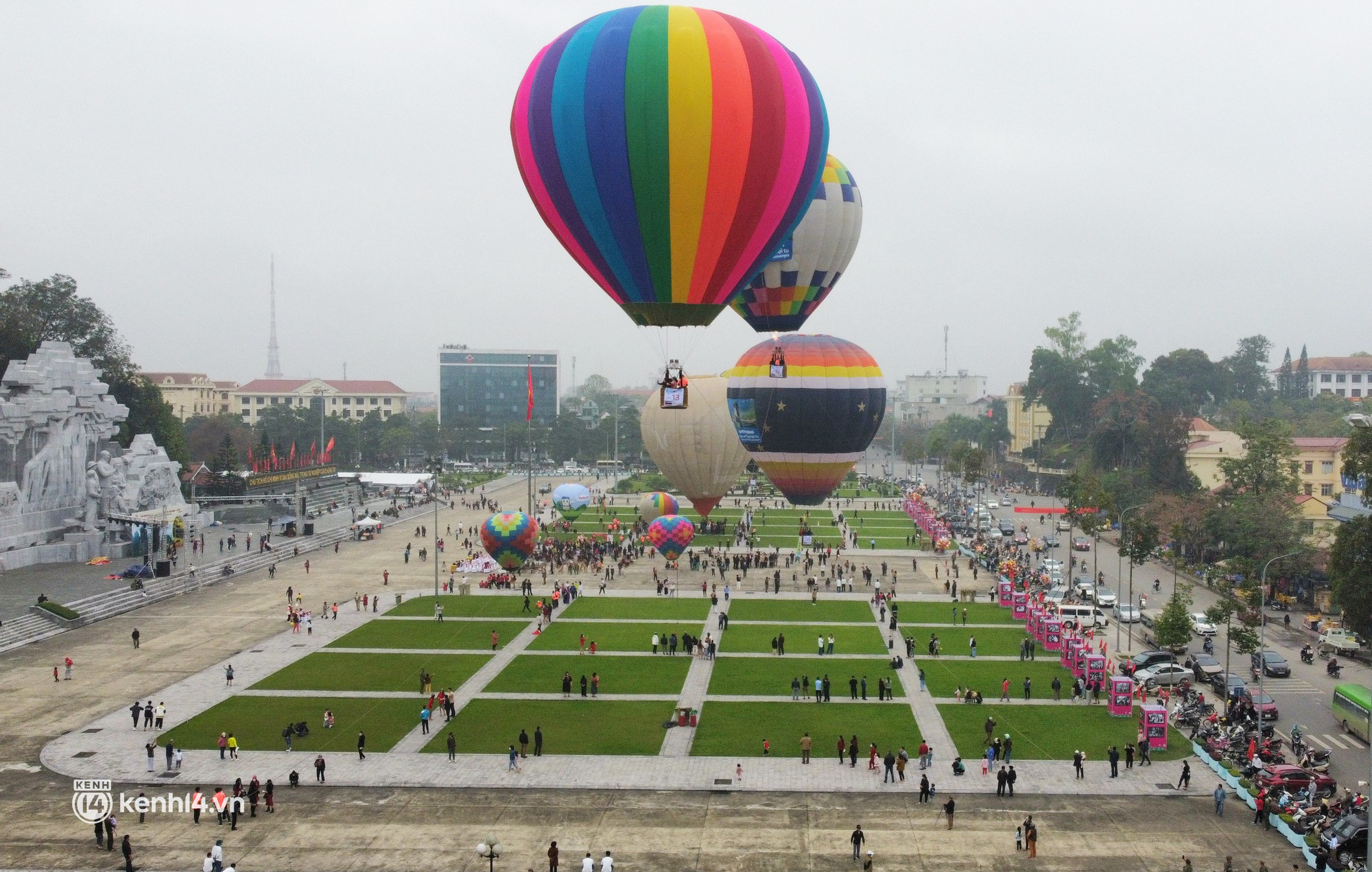 Khai mạc lễ hội khinh khí cầu lớn nhất nước, nhiều du khách không mua được vé bay thử - Ảnh 1.