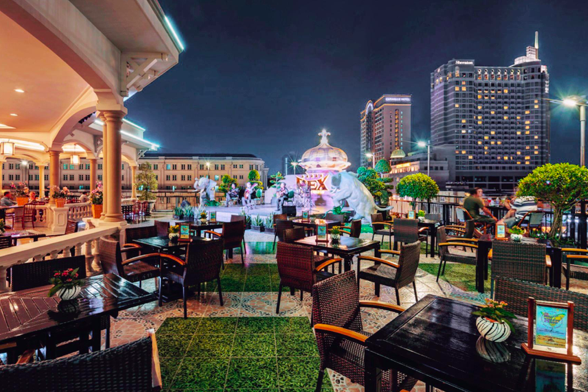 Những chiếc bar rooftop cực xịn từ Nam chí Bắc nhất định phải check-in một lần khi đi du lịch - Ảnh 1.