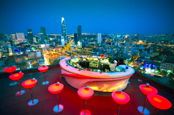 Những chiếc bar rooftop cực xịn từ Nam chí Bắc nhất định phải check-in một lần khi đi du lịch - Ảnh 3.