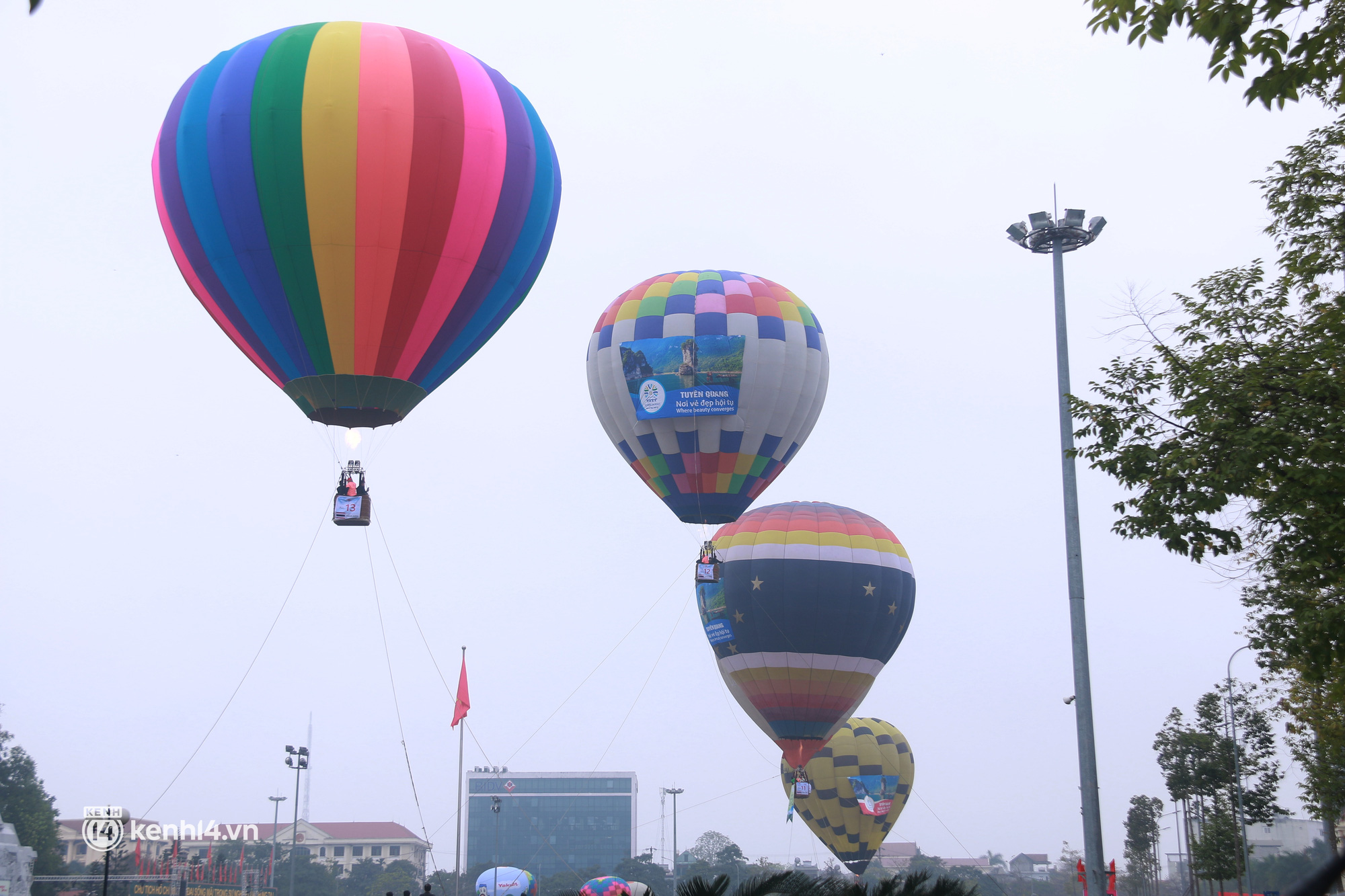 Khai mạc lễ hội khinh khí cầu lớn nhất nước, nhiều du khách không mua được vé bay thử - Ảnh 4.