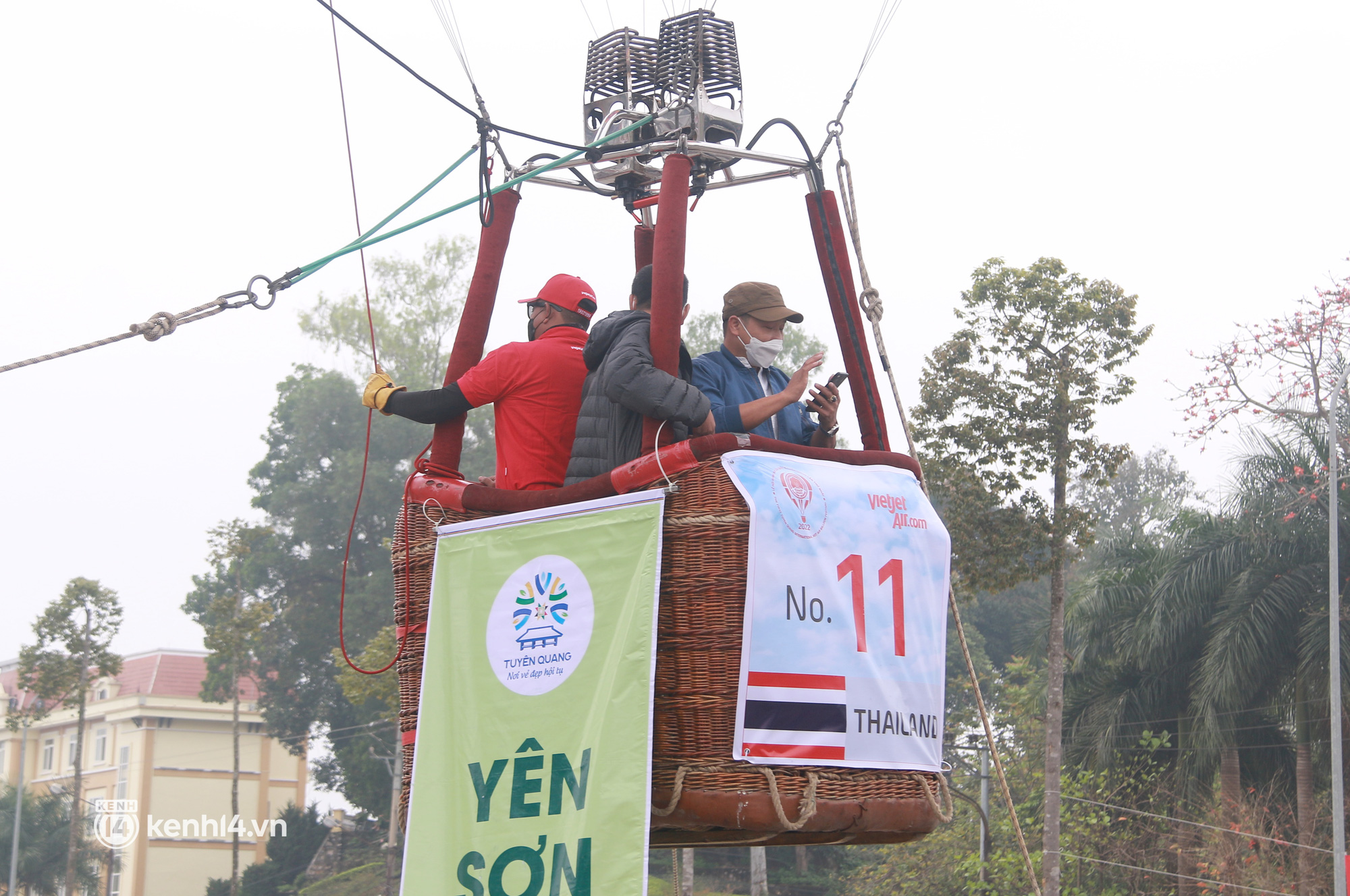 Khai mạc lễ hội khinh khí cầu lớn nhất nước, nhiều du khách không mua được vé bay thử - Ảnh 9.