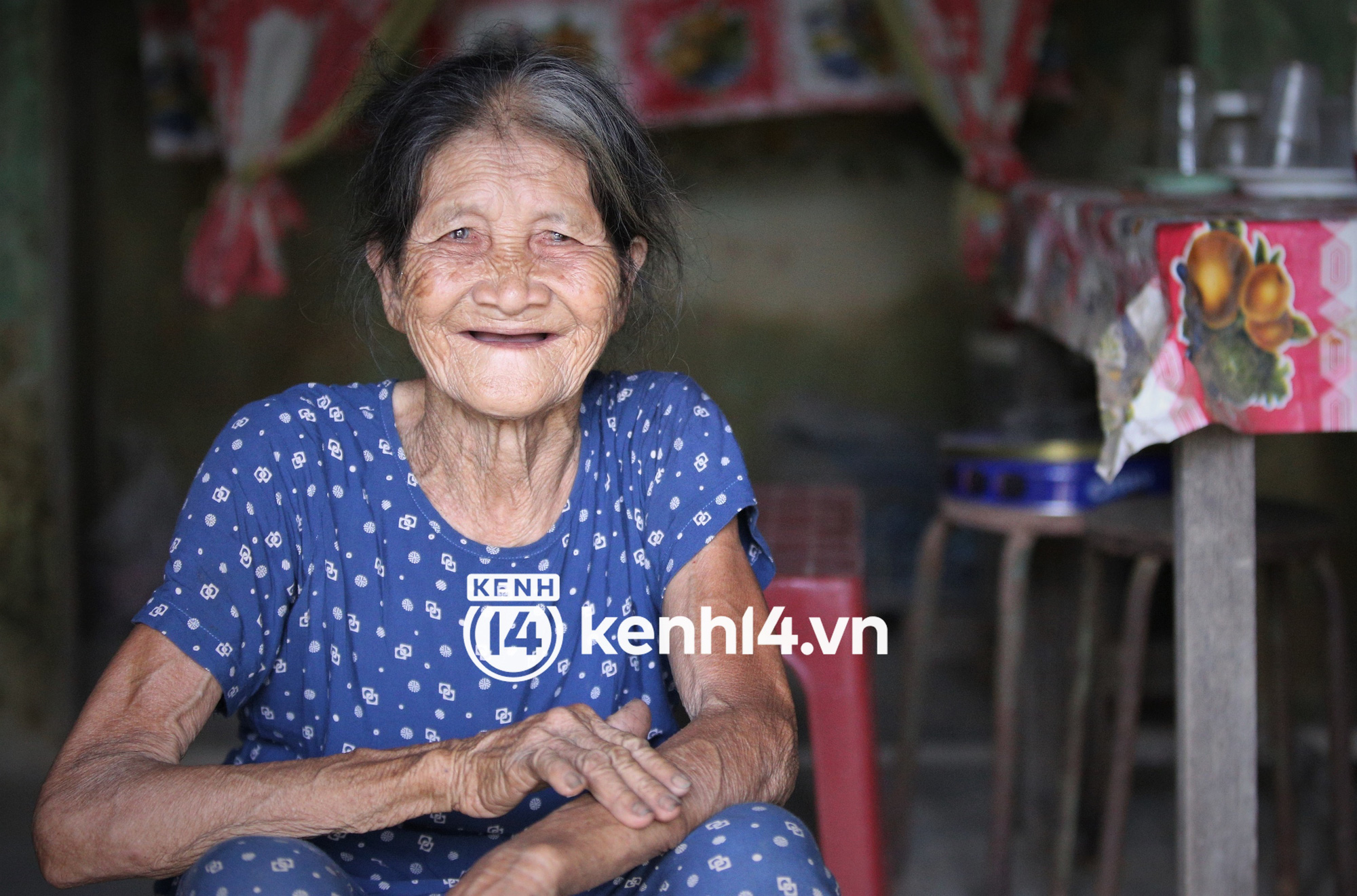 Meeting an old lady in Hoi An for a chat suddenly became famous because she was invited to act in a ghost movie: They covered food all day, and earned 300,000 VND - Photo 7.