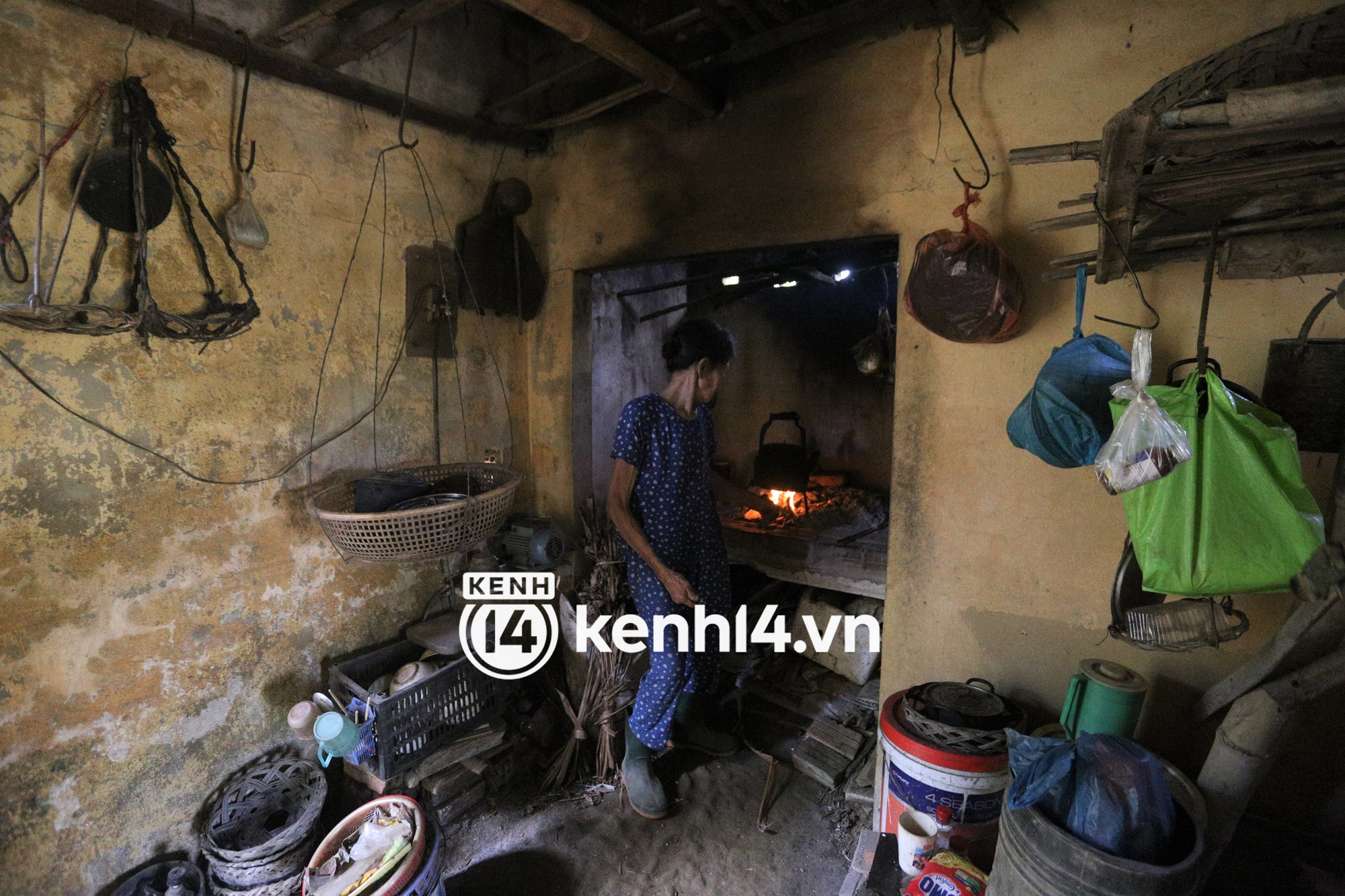 Meeting an old lady in Hoi An, she suddenly became famous because she was invited to act in a ghost movie: They paid for food all day, and the salary was 300,000 VND - Photo 12.