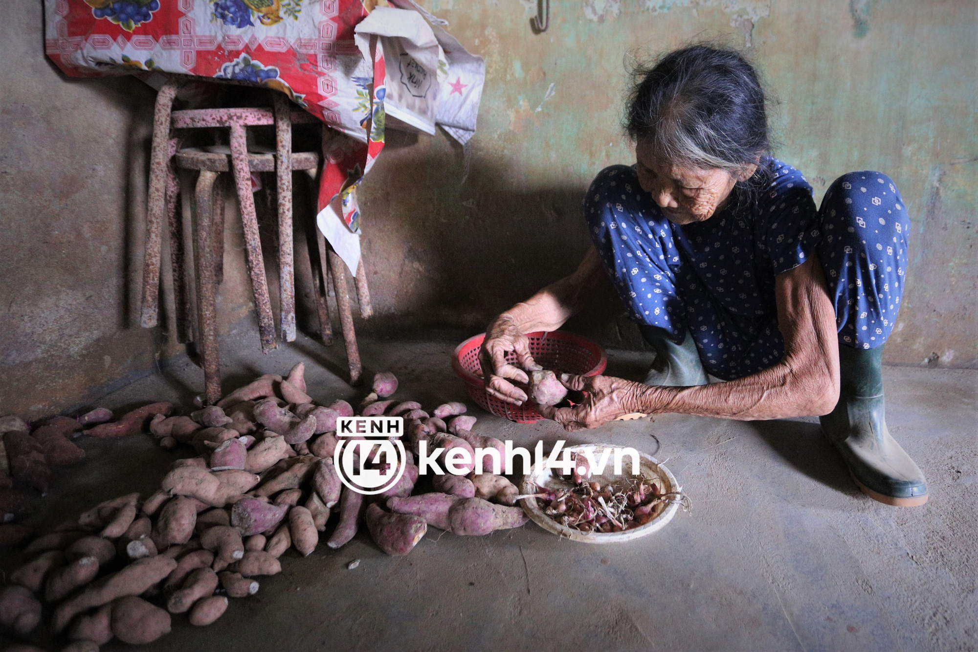 Meeting an old lady in Hoi An, she suddenly became famous because she was invited to act in a ghost movie: They paid for food all day, and earned 300,000 VND - Photo 10.