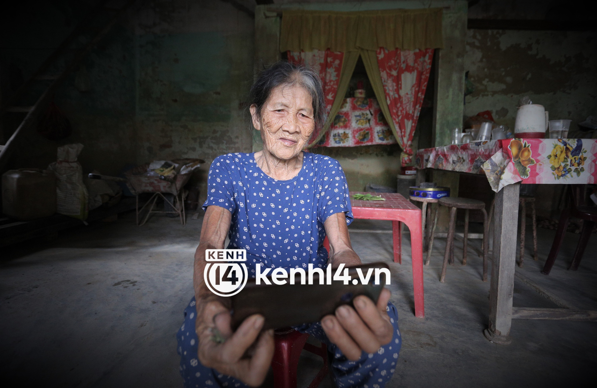 Meeting an old lady in Hoi An, she suddenly became famous because she was invited to act in a ghost movie: They paid for food all day, and earned 300,000 VND - Photo 13.