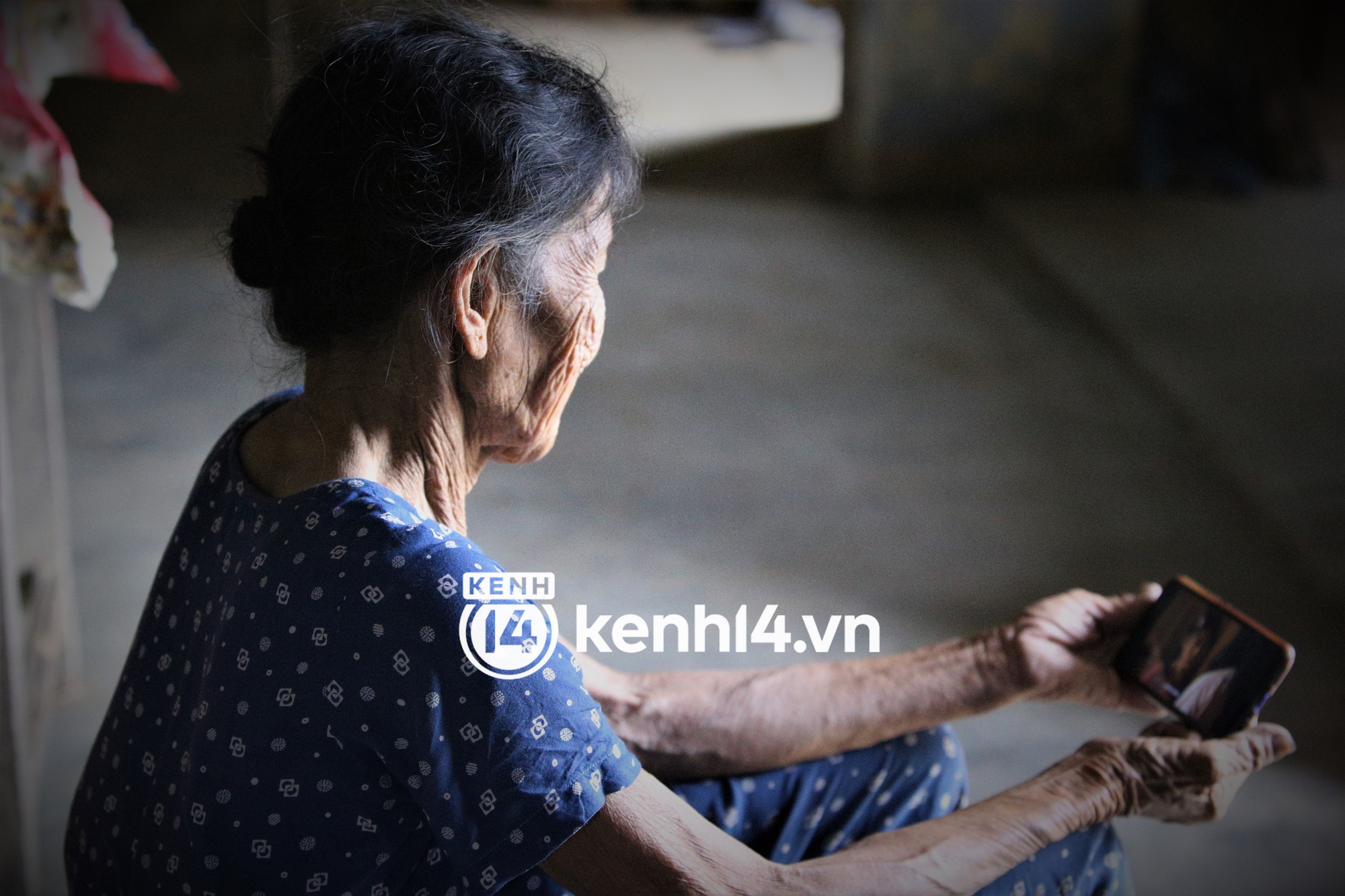 Meeting an old lady in Hoi An, she suddenly became famous because she was invited to act in a ghost movie: They paid for food all day, and earned 300,000 VND - Photo 14.