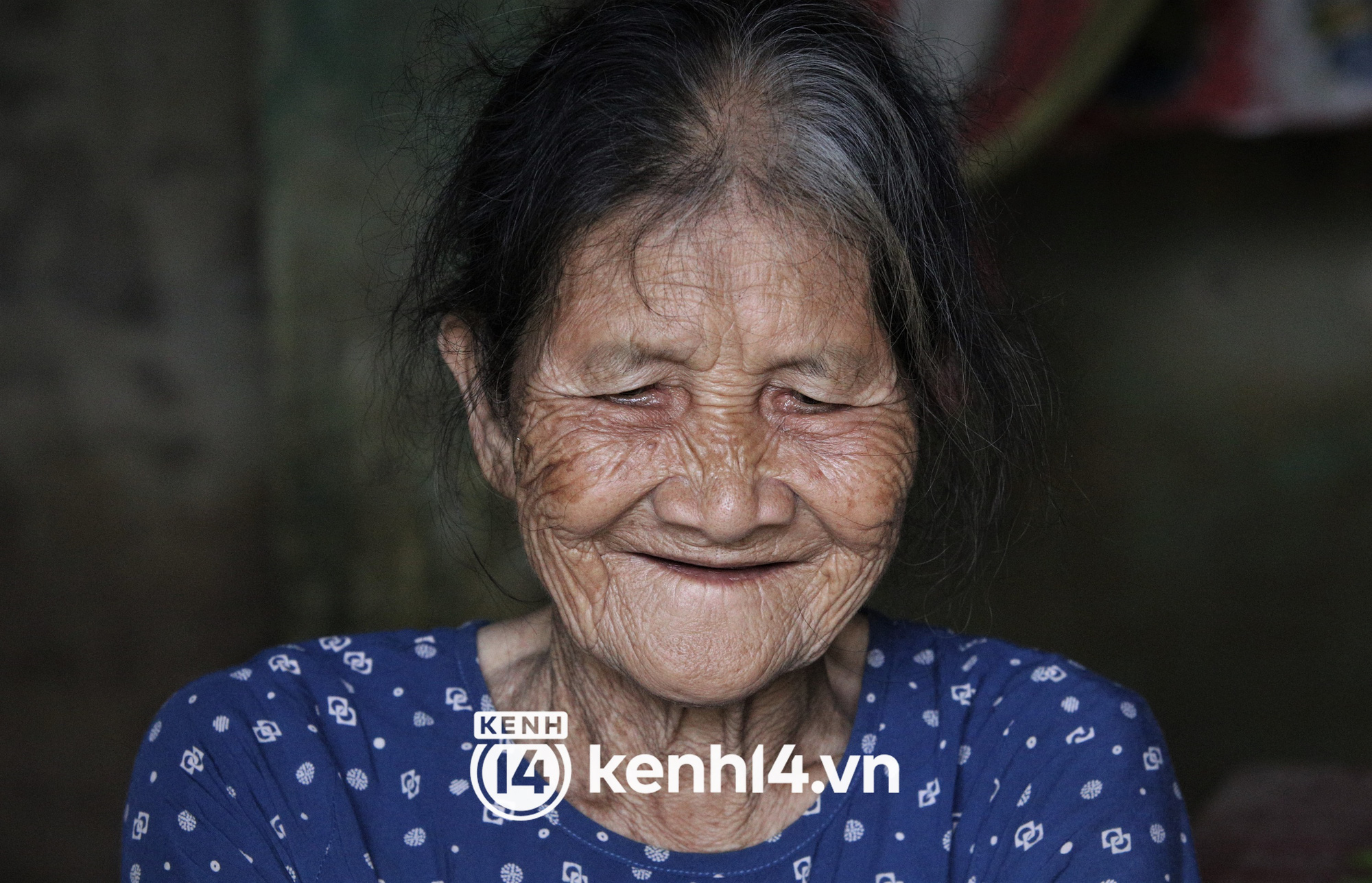 Meeting an old lady in Hoi An, she suddenly became famous because she was invited to act in a ghost movie: They paid for food all day, and earned 300,000 VND - Photo 15.