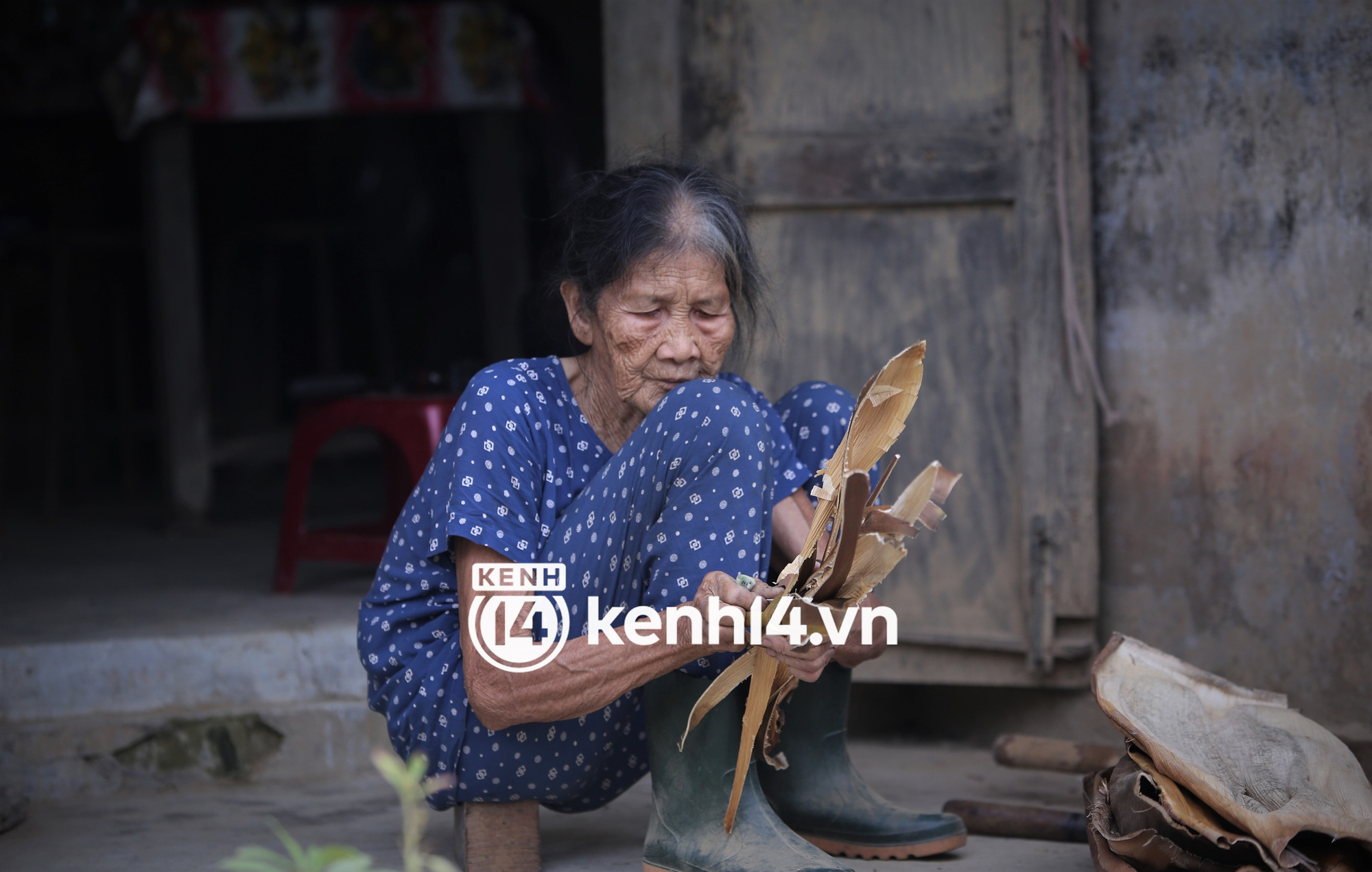 Meeting an old lady in Hoi An, she suddenly became famous because she was invited to act in a ghost movie: They covered food all day, and earned 300,000 VND - Photo 6.