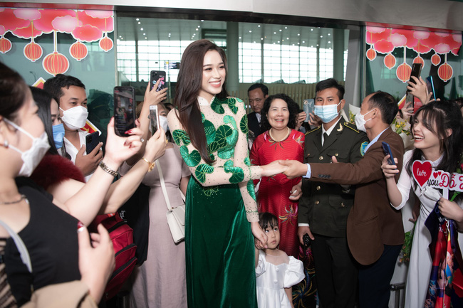 Từng bị soi kém duyên ngay tại Miss World 2021, Đỗ Thị Hà đã cao tay hơn hẳn khi diện lại bộ áo dài rau má - Ảnh 1.
