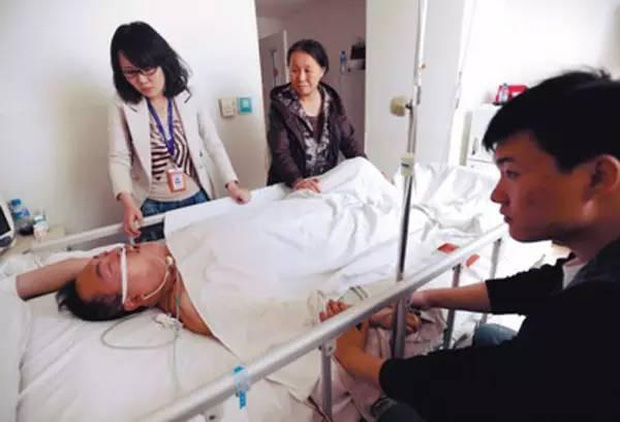 The 46-year-old man suffered a cerebral infarction and died in the middle of the night, caused by 3 habits before going to bed that many people have - Photo 1.