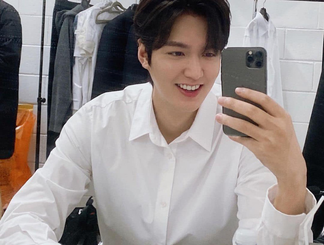 Ơn trời cuối cùng Lee Min Ho cũng chịu đổi điện thoại, nhưng chê màu mới trên iPhone 13? - Ảnh 2.