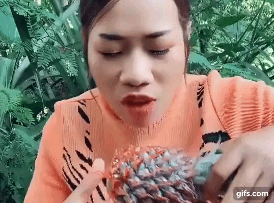 C&ocirc; g&aacute;i cầm tr&aacute;i c&acirc;y ăn ngon l&agrave;nh nhưng nh&igrave;n kỹ mới ph&aacute;t hiện chi tiết khiến ai cũng nổi da g&agrave; - Ảnh 3.