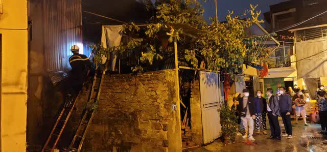 Cứu cụ gi&agrave; 103 tuổi ra khỏi đ&aacute;m ch&aacute;y ở H&agrave; Nội - Ảnh 1.