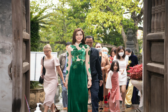 Từng bị soi kém duyên ngay tại Miss World 2021, Đỗ Thị Hà đã cao tay hơn hẳn khi diện lại bộ áo dài rau má - Ảnh 3.