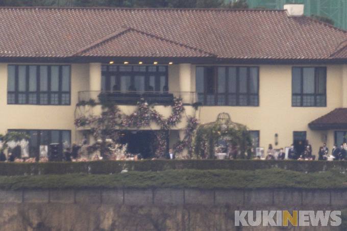 Toàn cảnh siêu đám cưới Hyun Bin và Son Ye Jin: Cô dâu bật khóc thề nguyện, Yoona và dàn sao khủng chụp ảnh kỷ niệm, Song Joong Ki và dàn siêu xe chiếm spotlight - Ảnh 31. Toàn cảnh siêu đám cưới Hyun Bin và Son Ye Jin: Cô dâu bật khóc thề nguyện, Yoona và dàn sao khủng chụp ảnh kỷ niệm, Song Joong Ki và dàn siêu xe chiếm spotlight - Ảnh 31.