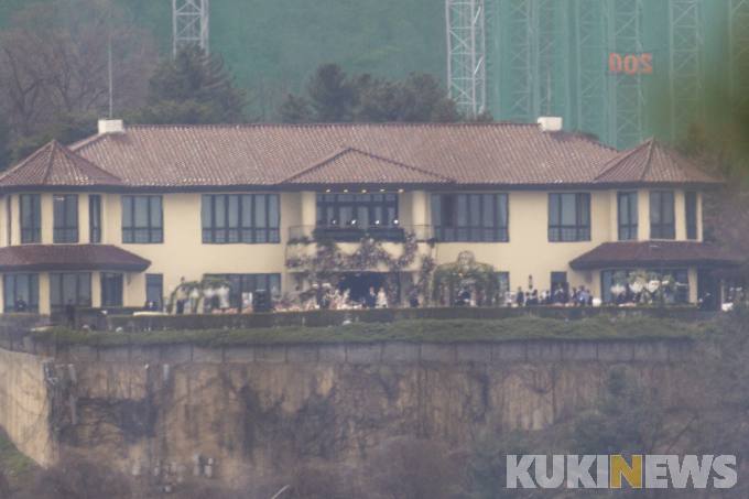 Toàn cảnh siêu đám cưới Hyun Bin và Son Ye Jin: Cô dâu bật khóc thề nguyện, Yoona và dàn sao khủng chụp ảnh kỷ niệm, Song Joong Ki và dàn siêu xe chiếm spotlight - Ảnh 32. Toàn cảnh siêu đám cưới Hyun Bin và Son Ye Jin: Cô dâu bật khóc thề nguyện, Yoona và dàn sao khủng chụp ảnh kỷ niệm, Song Joong Ki và dàn siêu xe chiếm spotlight - Ảnh 32.