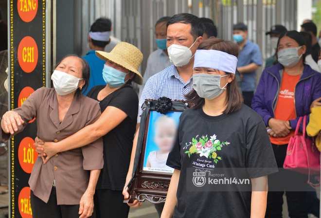 Quặn lòng đám tang của hai mẹ con F0 tử vong ở Hải Dương: Ông dựa cột khóc thầm, bà khóc ngất gọi con, cháu - Ảnh 9.