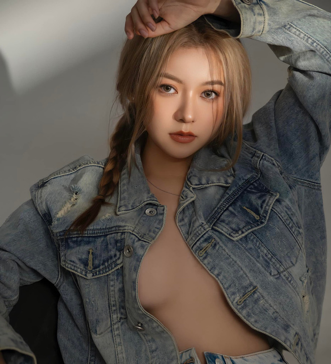 Từng khiến một cặp t&igrave;nh nh&acirc;n tranh c&atilde;i v&igrave; qu&aacute; sexy, n&agrave;ng streamer chơi lớn, &ldquo;thả r&ocirc;ng&rdquo; lu&ocirc;n trong bộ ảnh mới - Ảnh 2.