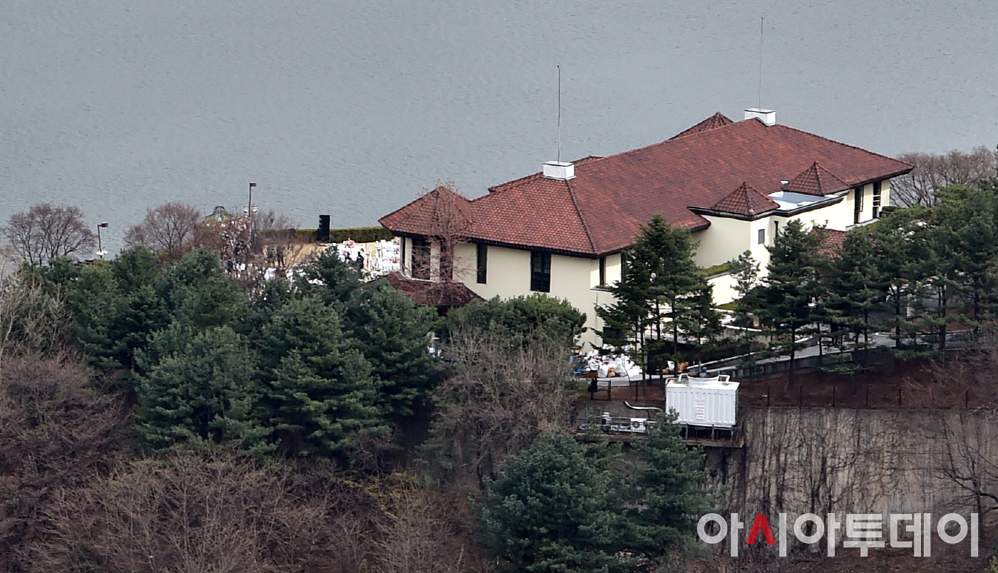 Toàn cảnh siêu đám cưới Hyun Bin và Son Ye Jin: Cô dâu bật khóc thề nguyện, Yoona và dàn sao khủng chụp ảnh kỷ niệm, Song Joong Ki và dàn siêu xe chiếm spotlight - Ảnh 30. Toàn cảnh siêu đám cưới Hyun Bin và Son Ye Jin: Cô dâu bật khóc thề nguyện, Yoona và dàn sao khủng chụp ảnh kỷ niệm, Song Joong Ki và dàn siêu xe chiếm spotlight - Ảnh 30.