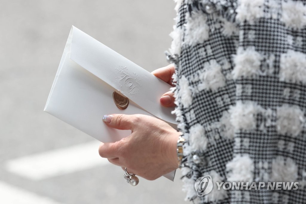 Toàn cảnh siêu đám cưới Hyun Bin và Son Ye Jin: Cô dâu bật khóc thề nguyện, Yoona và dàn sao khủng chụp ảnh kỷ niệm, Song Joong Ki và dàn siêu xe chiếm spotlight - Ảnh 47. Toàn cảnh siêu đám cưới Hyun Bin và Son Ye Jin: Cô dâu bật khóc thề nguyện, Yoona và dàn sao khủng chụp ảnh kỷ niệm, Song Joong Ki và dàn siêu xe chiếm spotlight - Ảnh 47.