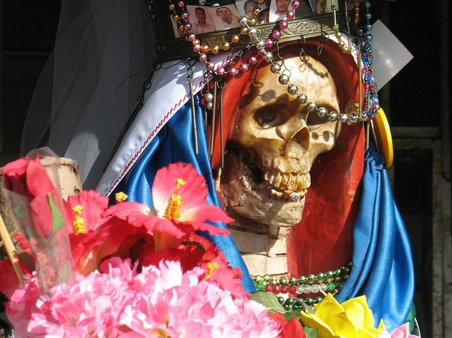 The image of a skeleton decorated with flowers, which looks surprisingly scary, is a symbol of hope and a little-known story about the goddess of the infamous brother and sister - Photo 1.